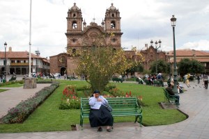 sm 08 4984 nun on cell-phone - Cusco Plaza de Armas cr
